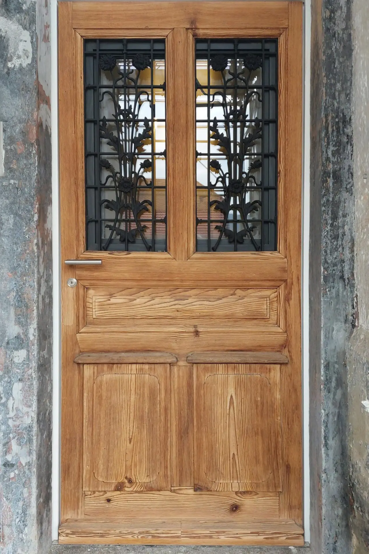 Porte extérieure en bois.